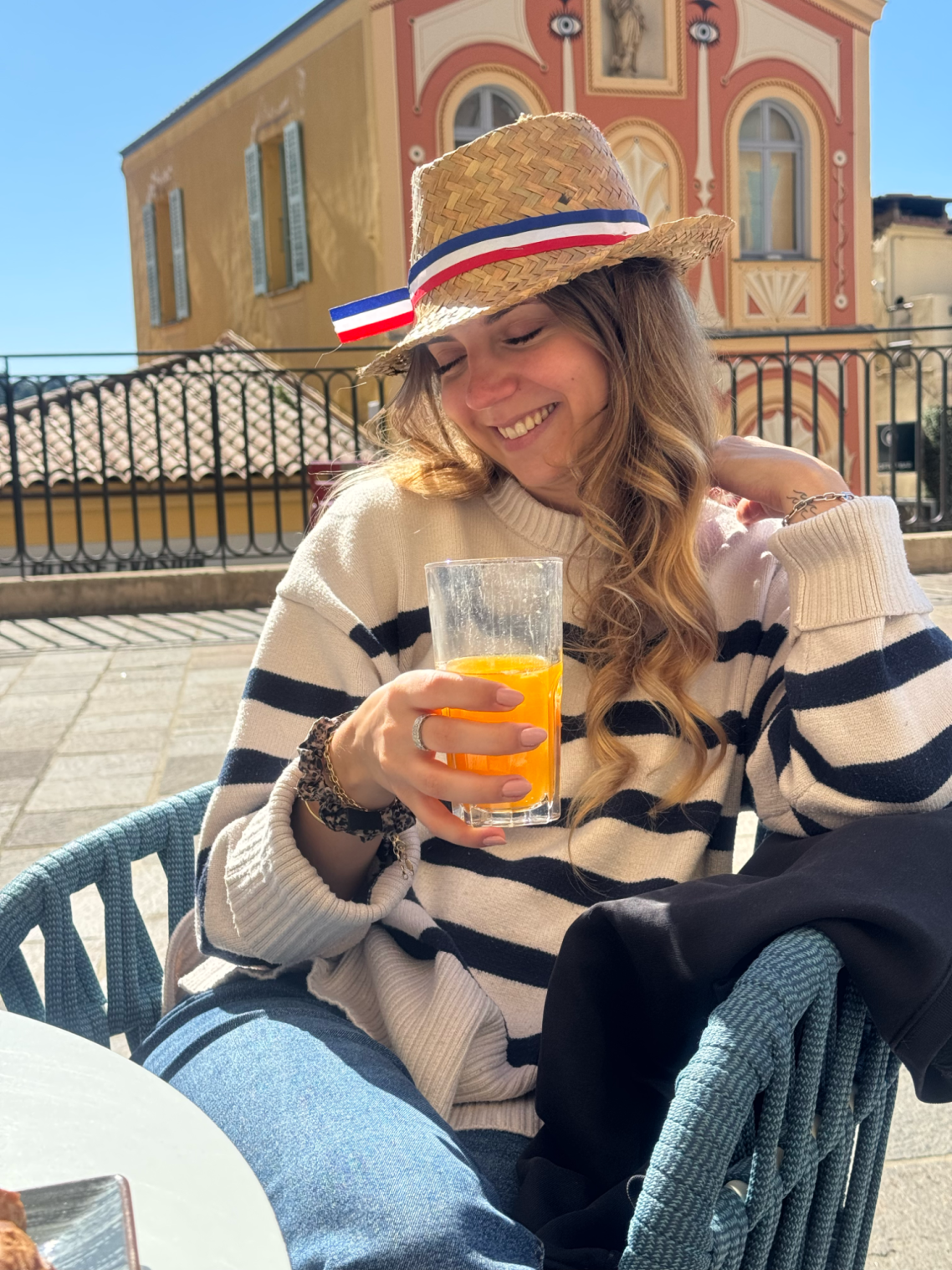 Cliente profitant de la terrasse du restaurant Le Cosmo à Villefranche-sur-Mer sur la Côte d’Azur