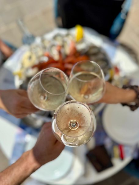 Moment convivial en terrasse au restaurant Le Cosmo à Villefranche-sur-Mer French Riviera